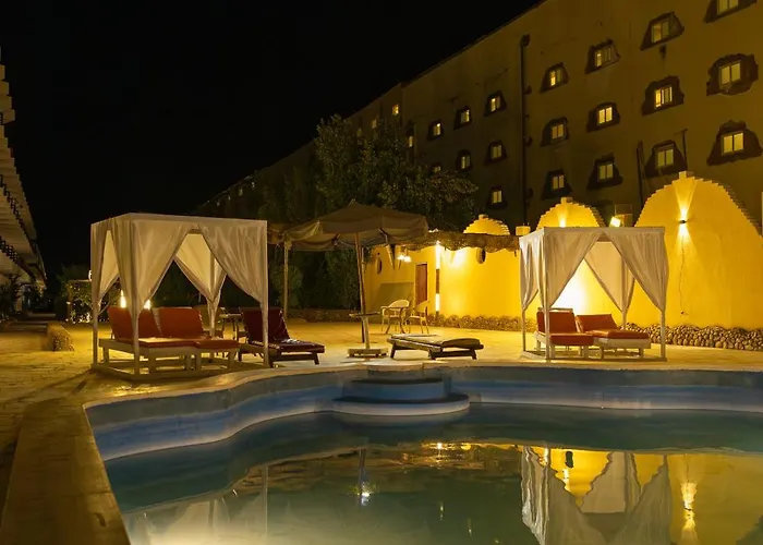Fox House & Hotel *