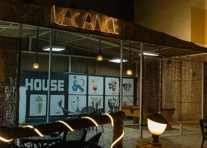Fox House & Hotel *