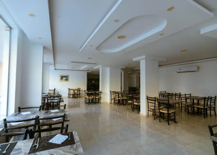 Fox House & Hotel *